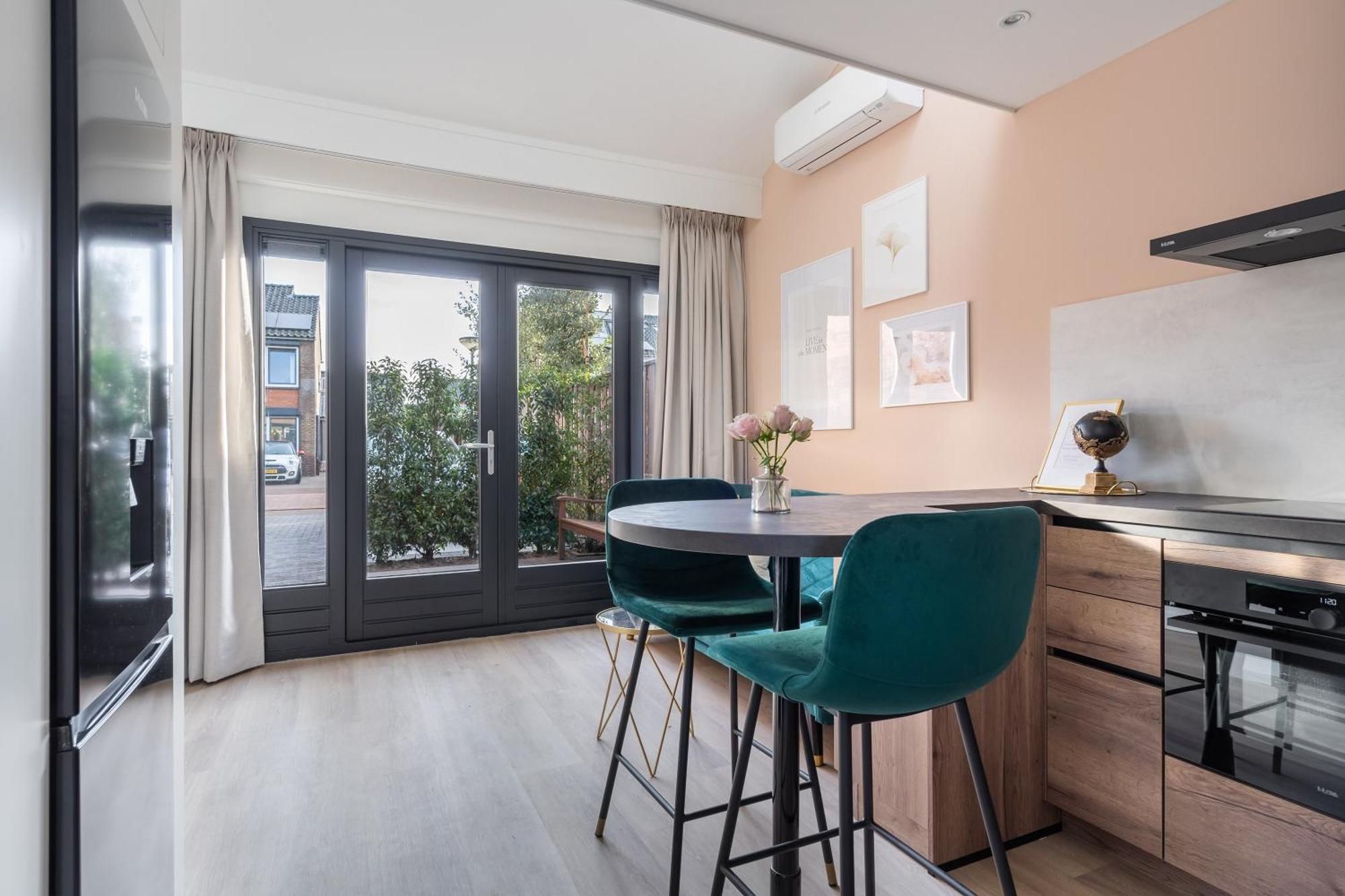 Luxury Fully Equipped Studio - Centrally Located Apartment Хуизен Екстериор снимка